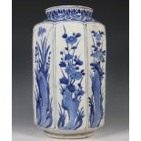 Japan, Arita achtkantige blauw-wit porseleinen vaas, 19e eeuw,