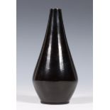 Japan, Hara Naoki (1906 - 1994), zwart gepatineerde bronzen puntvaas,