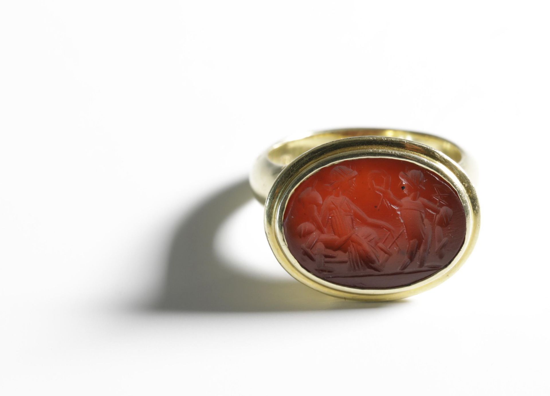 Roman fine agate intaglio, 2nd century, set in a modern golden ring marked Andokara 8kt.