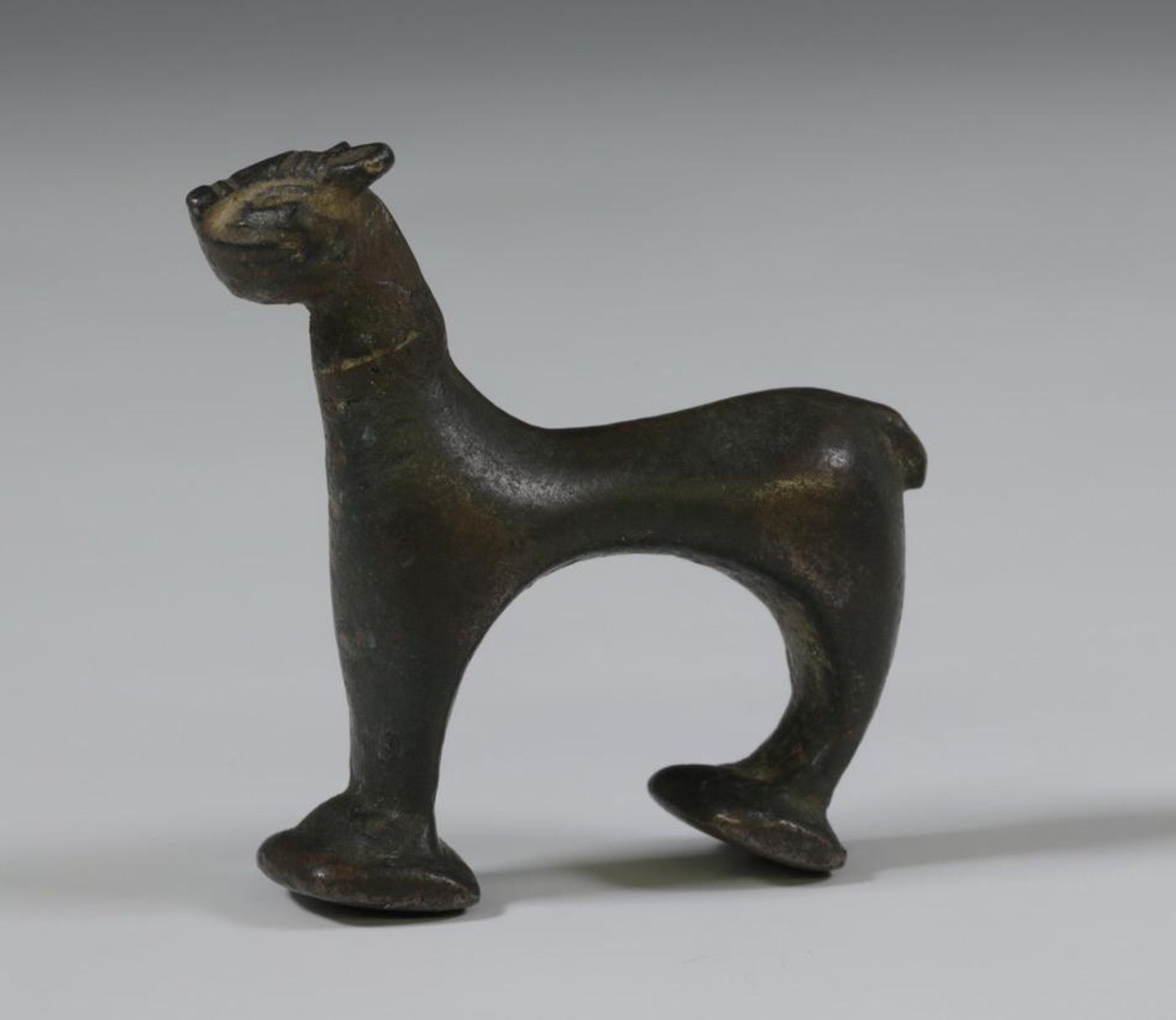 An antique bronze figure of a cat. - Image 2 of 4