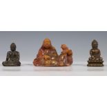 China, spekstenen figuur van Luohan en twee bronzen figuurtjes van Boeddha, late Qing-dynastie,