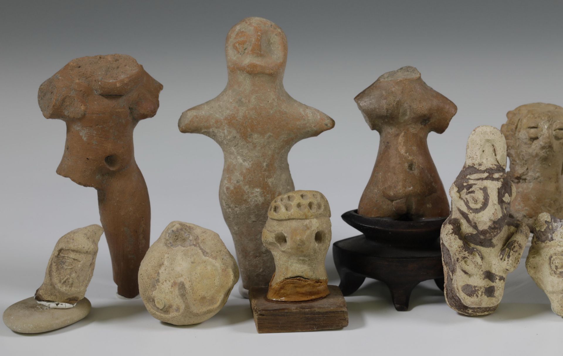 A collection of ten terracotta Near Eastern objects, ca. 1000-500 BC. - Image 4 of 4