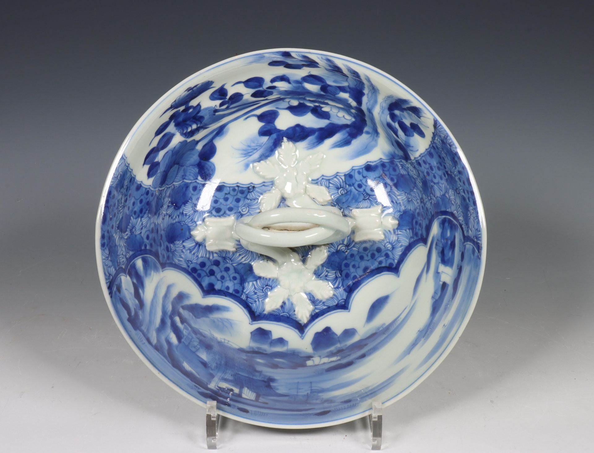 Japan, pair of Arita blue and white porcelain serving dishes and covers, 19th century, decorated - Image 7 of 12