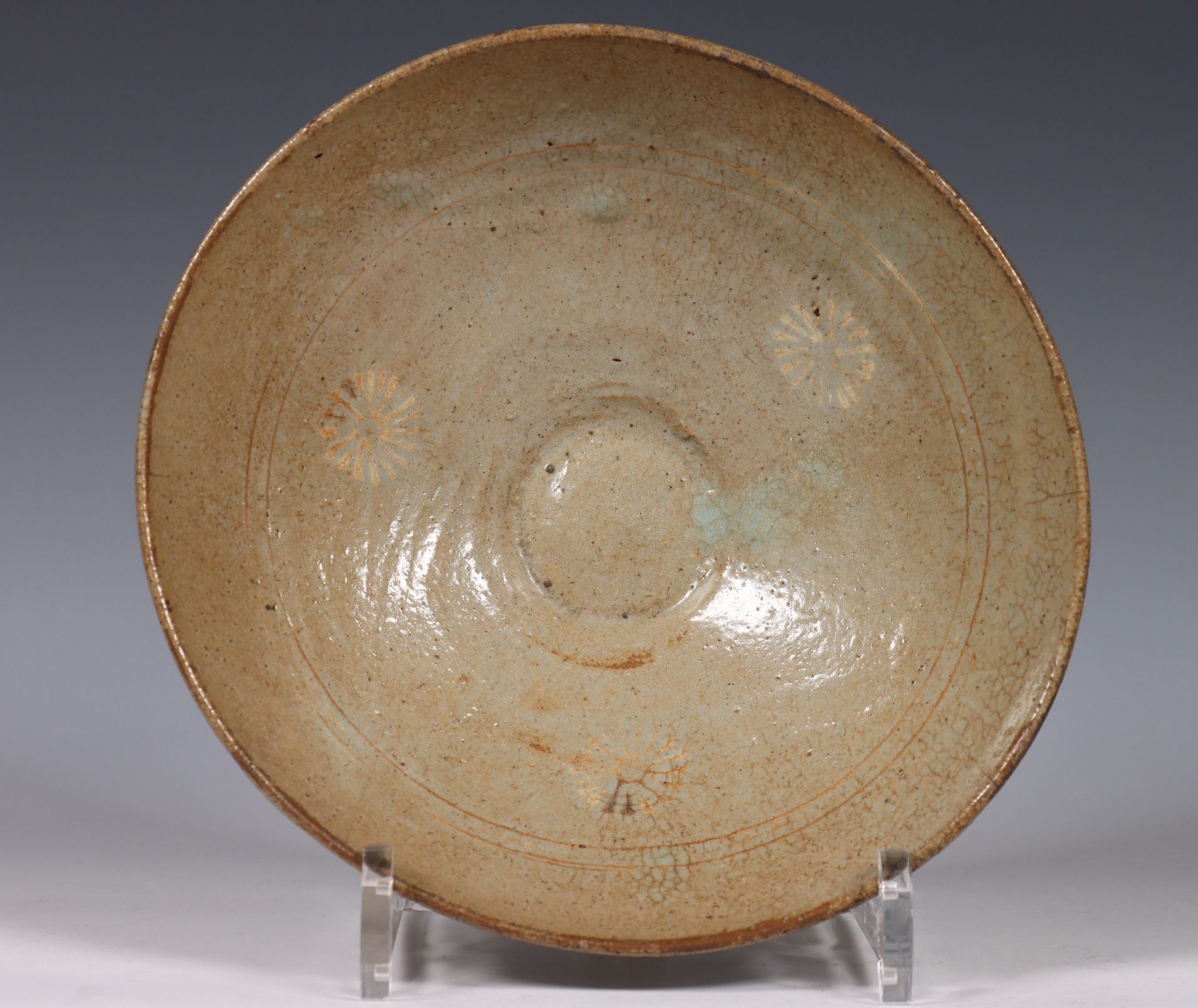 Korea, celadon earthenware slib-deocrated bowl, Goryeo dynasty, 12th-13th century, the interior - Image 4 of 4