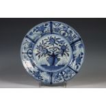 Japan, Arita blauw-wit porseleinen 'Kraak stijl' bord, Edo periode, laat 17e eeuw,