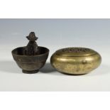 China, bronzen 'trick-cup' en ovale bronzen wierookbrander en deksel, Ming/Qing-dynastie,