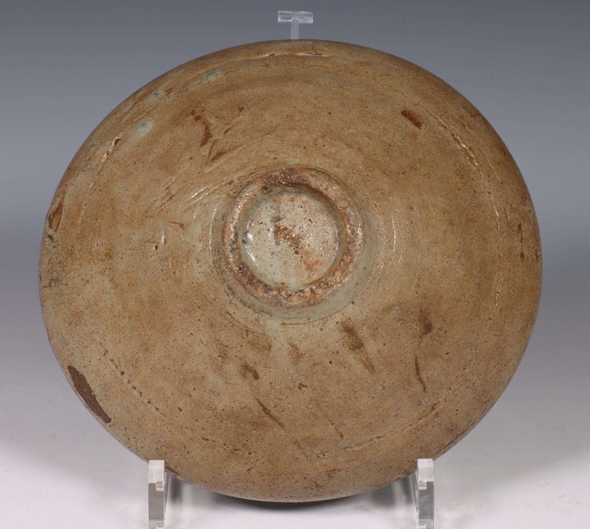 Korea, celadon earthenware slib-deocrated bowl, Goryeo dynasty, 12th-13th century, the interior - Image 2 of 4