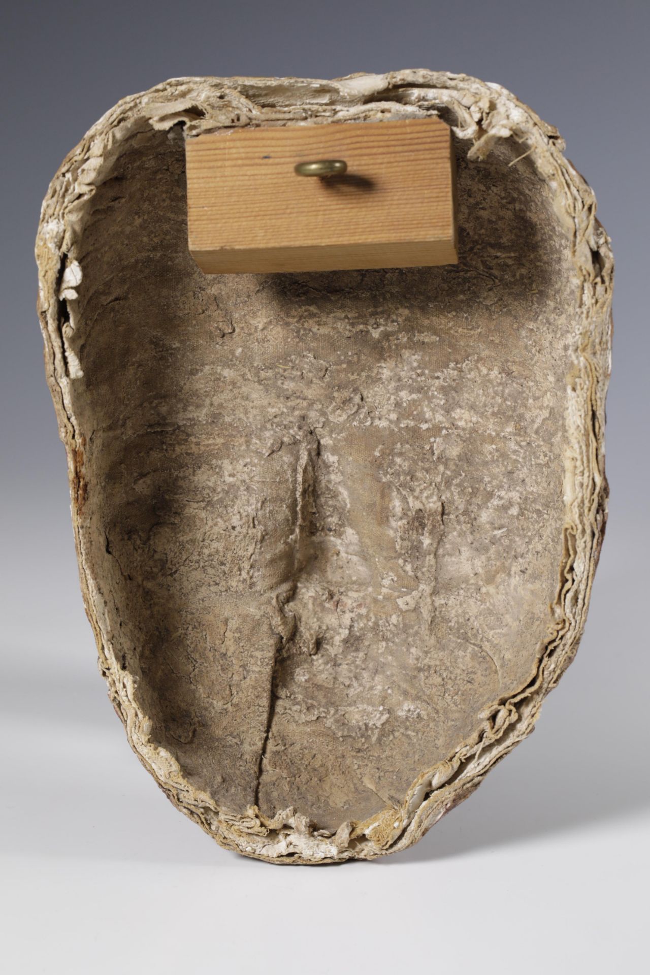 Egypt, a stucco canvas mummy mask, Ptolomeic Period. - Bild 2 aus 3