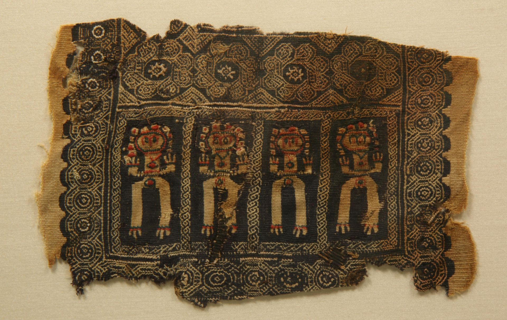 Egypt, Coptic textile fragment of three anthropomorphic figures - Image 2 of 3
