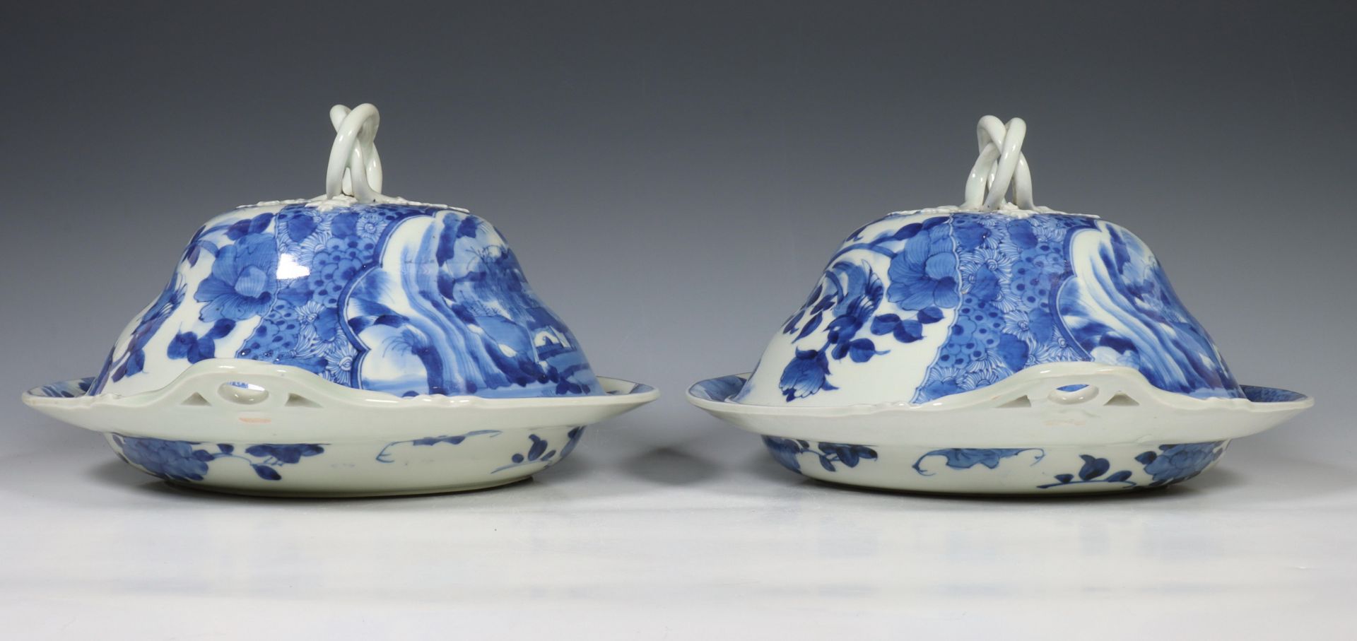 Japan, pair of Arita blue and white porcelain serving dishes and covers, 19th century, decorated - Image 10 of 12