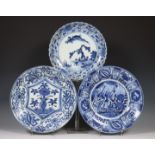 Japan, drie Arita blauw-wit porseleinen borden, Edo periode, 18e-19e eeuw,