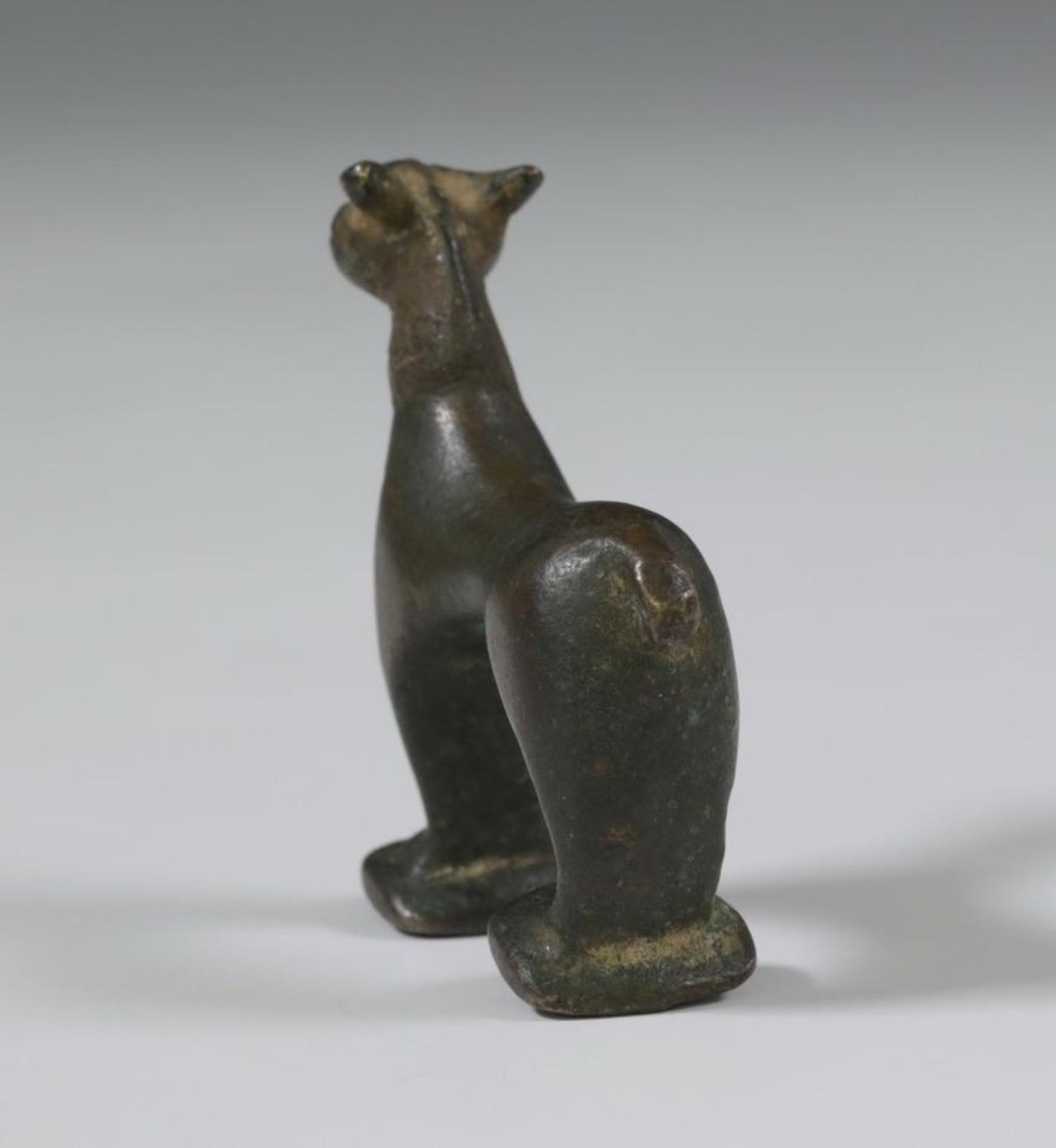 An antique bronze figure of a cat. - Image 3 of 4
