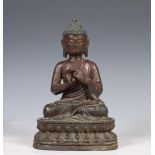 China, gelakt bronzen figuur van Boeddha,