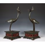 China, een paar bronzen kaarsenhouders in de vorm van kraanvogels, 20e eeuw,
