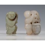 China, twee jade figuurtjes, 20e eeuw,