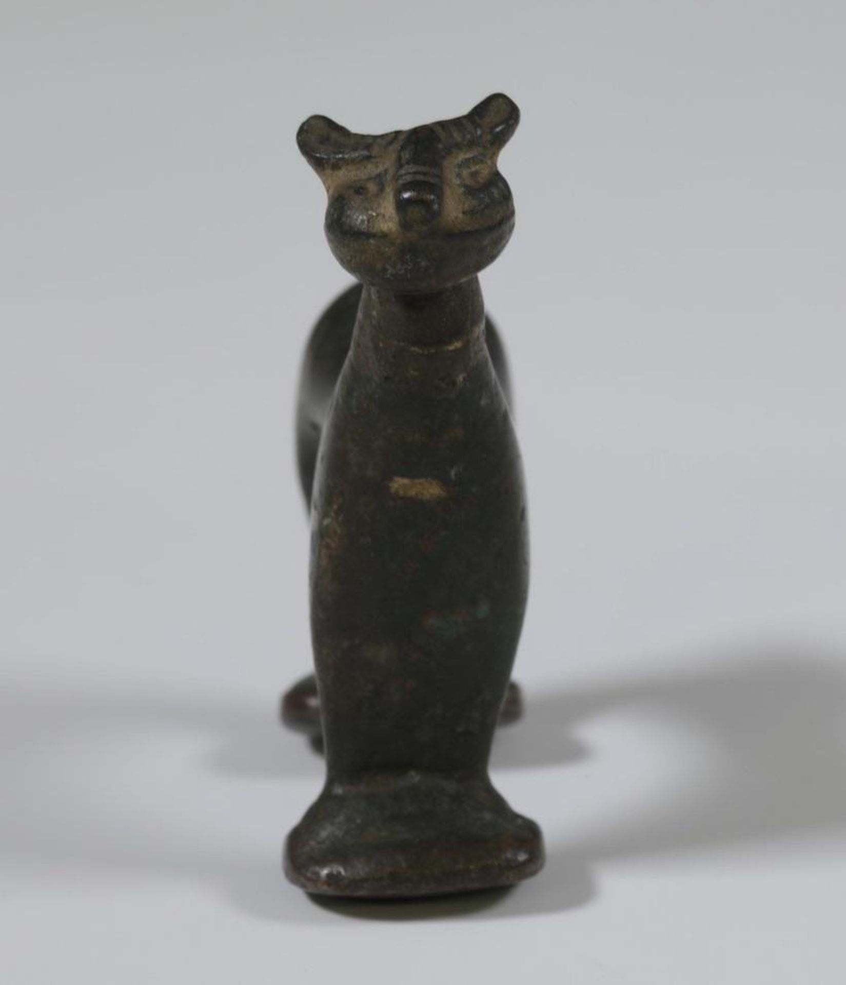 An antique bronze figure of a cat. - Image 4 of 4