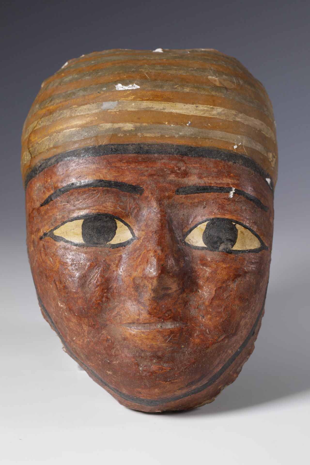 Egypt, a stucco canvas mummy mask, Ptolomeic Period. - Bild 3 aus 3