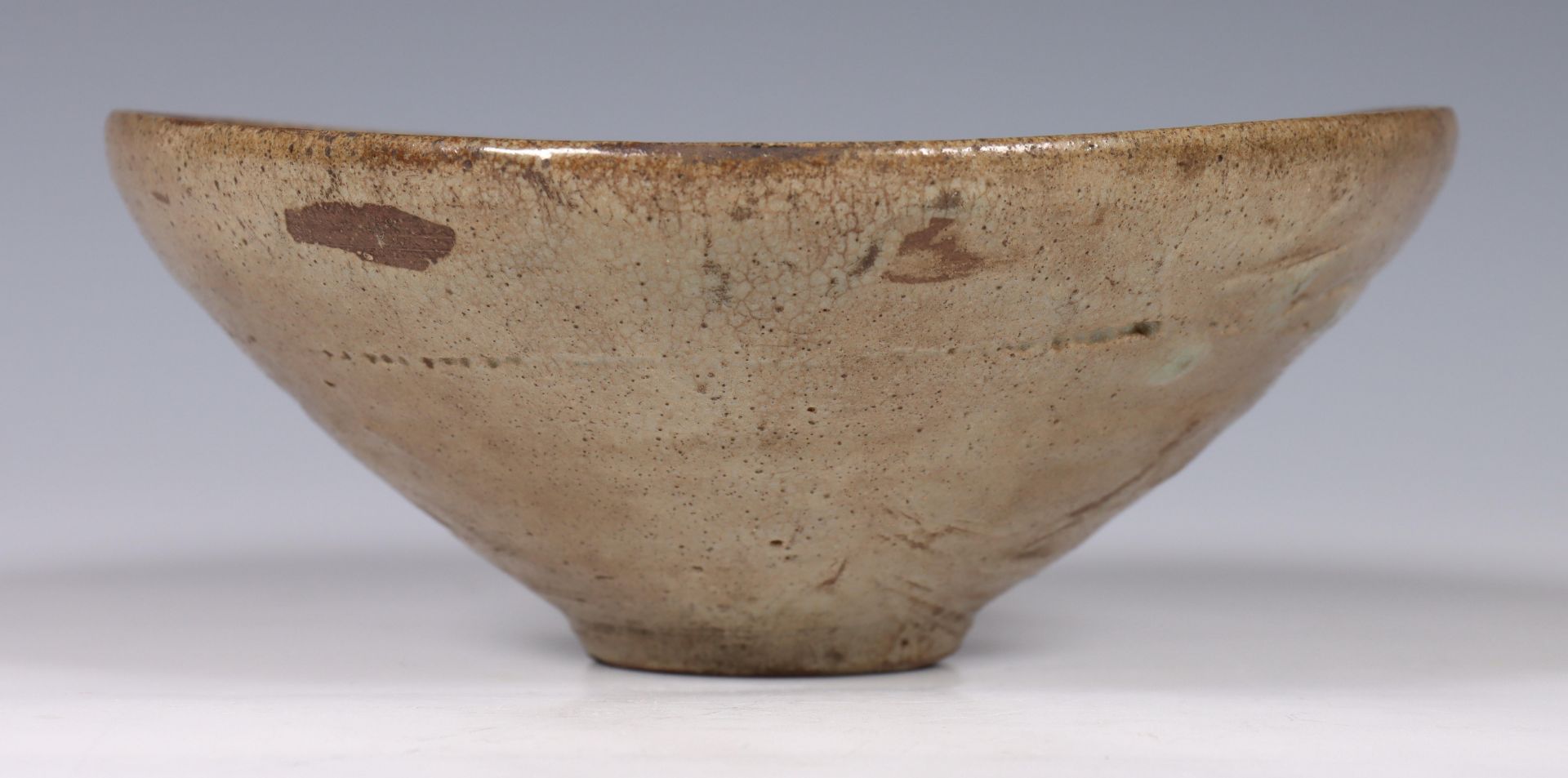 Korea, celadon earthenware slib-deocrated bowl, Goryeo dynasty, 12th-13th century, the interior - Image 3 of 4