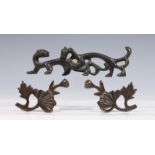 China, drie bronzen penselenhouders, 19e-20e eeuw,