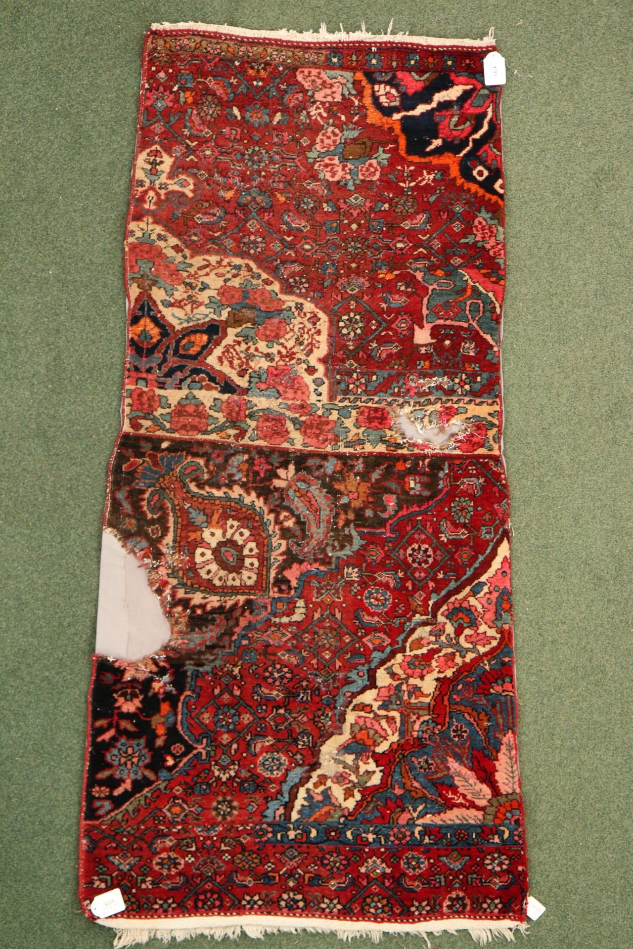 Fragment van antiek Perzisch kleed,