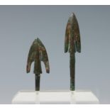 China, twee bronzen pijlpunten, waarschijnlijk Han-dynastie,