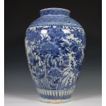 Japan, blauw-wit porseleinen balustervaas, Meiji periode, 19e eeuw,