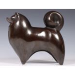 Japan, Saegusa Soutarou (1911-2006), bronzen okimono van gestileerde Akita hond,