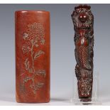 China, spekstenen polssteun en hoornen ruyi-scepter, 20ste eeuw,