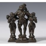 Zuid India, bronzen beeldengroep van een staande Krishna met twee dakini's, 19e eeuw.