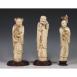 China en Japan, drie gesneden ivoren figuren, ca.1900,
