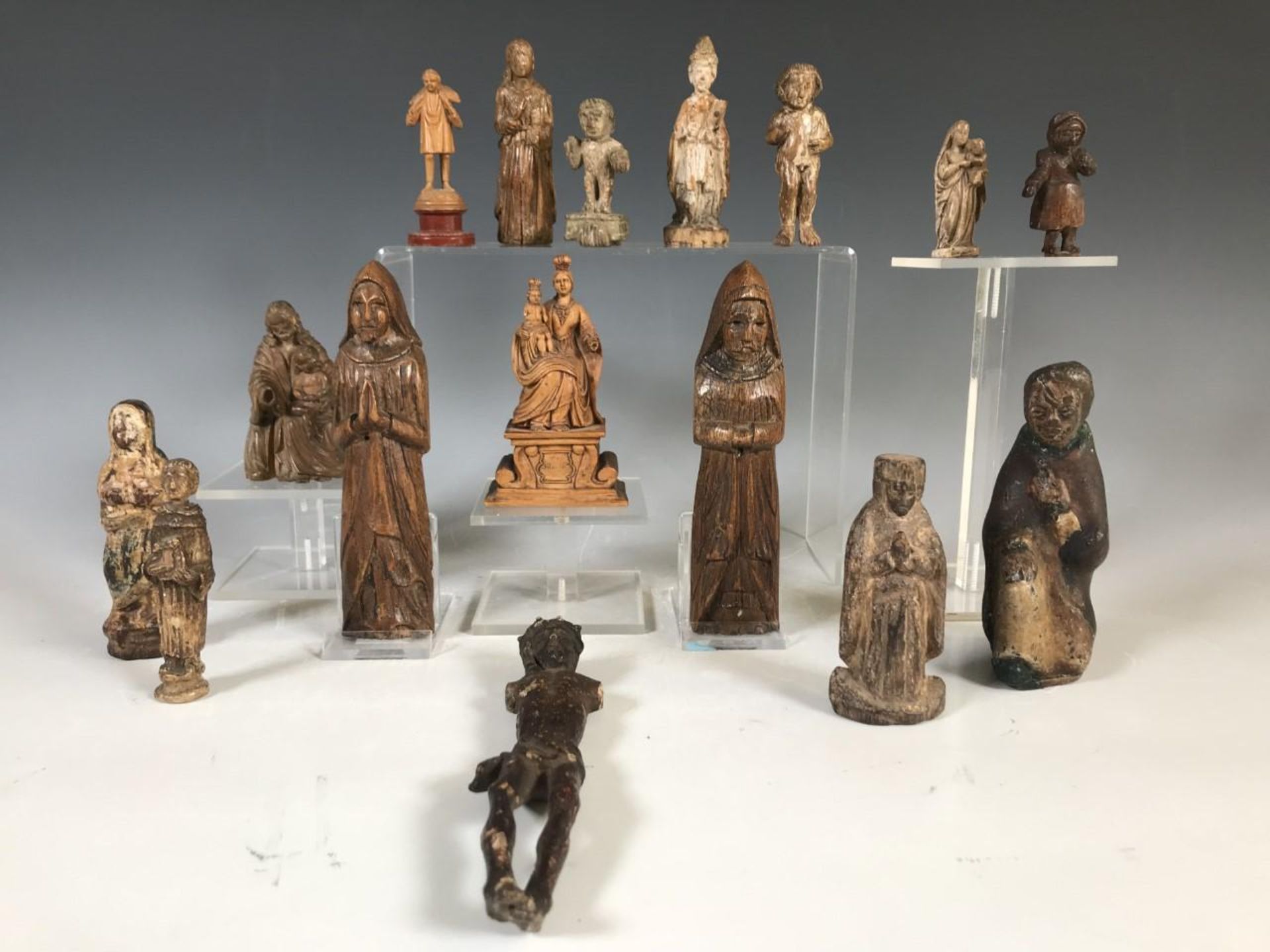Diverse antieke vnl houten heiligenbeelden