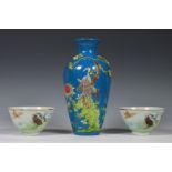 China, drie porseleinen kommen en een blauwgeglazuurde vaas, 20e eeuw,