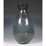A. D. Copier (1901-1991), Grijs glazen unica vaas met ingesloten luchtbellen en slingers, 1946.