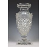 Frankrijk, urnvormige kristallen geslepen vaas, 19e eeuw.