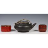 China, 2 lakwerk doosjes en eenYixing theepot, 20e eeuw,