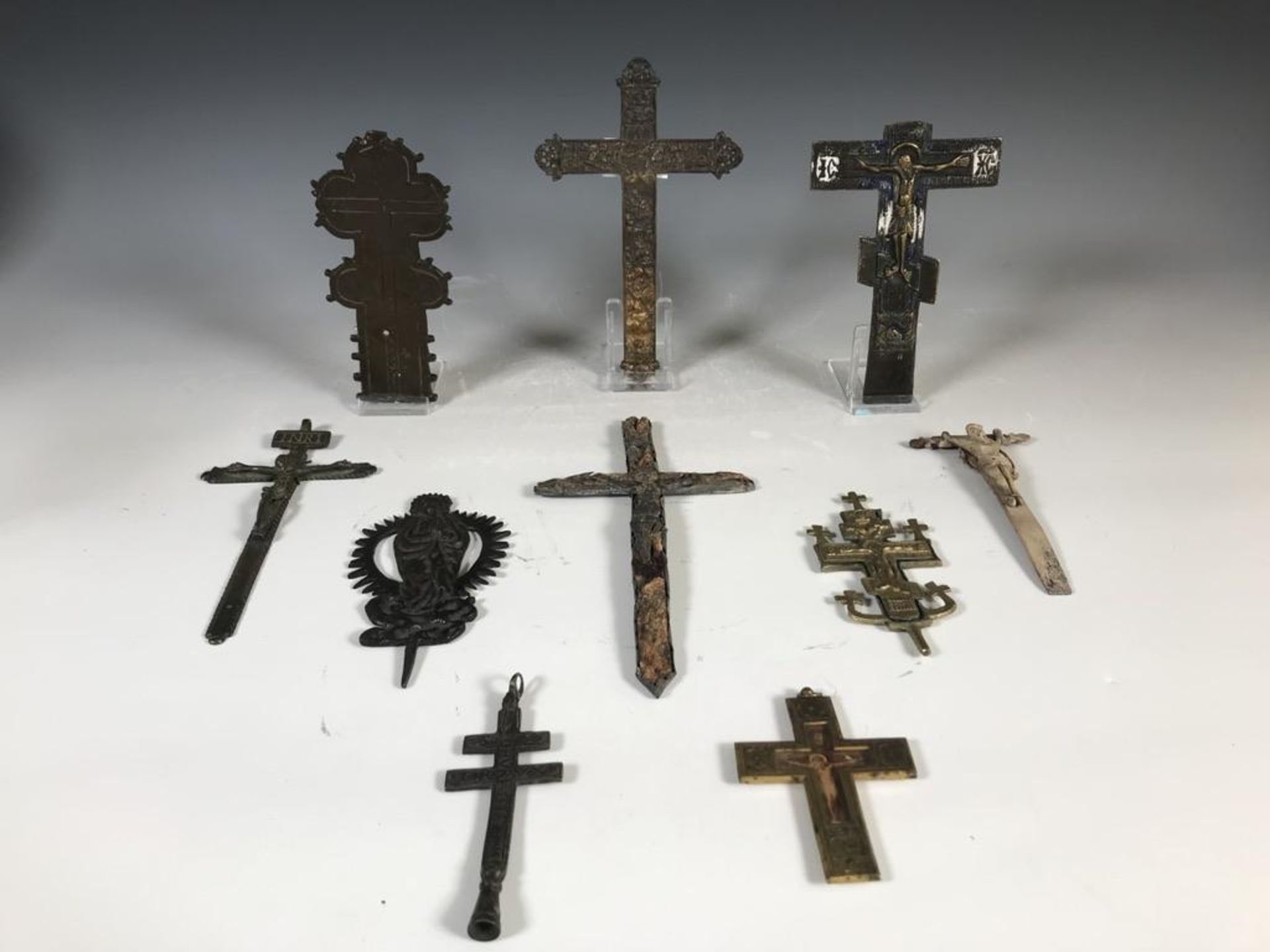 Diverse antiek crucifixen