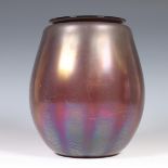 A. D. Copier (1901-1991), Paars glazen unica vaas met omgeslagen rand, 1925.
