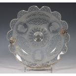 Kristallen geslepen tazza met zilveren hengsel, gedateerd 1873.