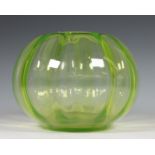 W. J. Rozendaal (1899-1971), groen glazen vaas, 'Tomaat', ontwerp 1929.