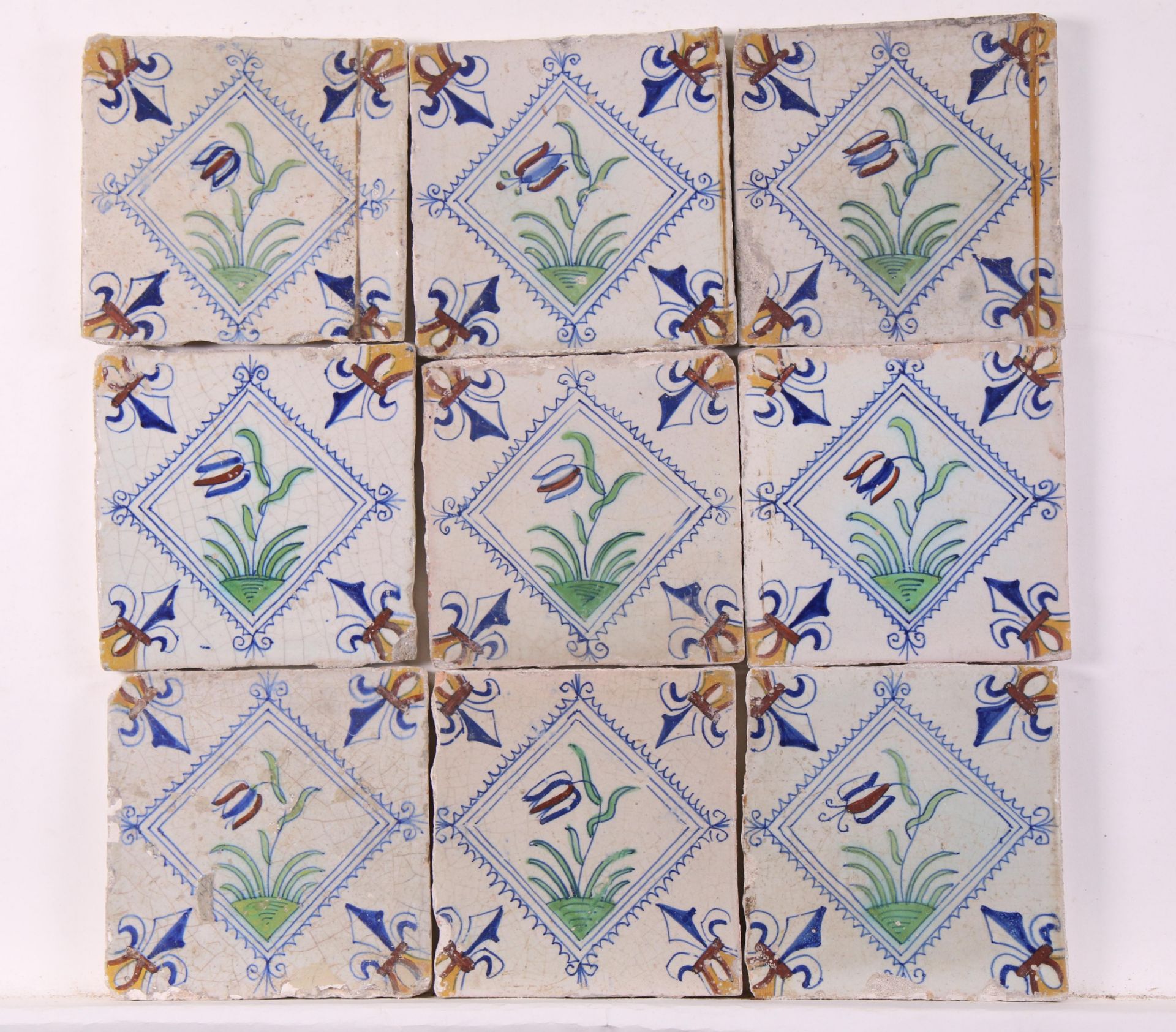 Negen polychroom aardewerk bloemendecor in gekarteld kwadraat tegels, ca. 1620 - 1650;
