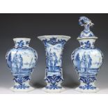 Delft, De Klaauw, driedelig blauw aardewerk kaststel, 18e eeuw,