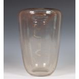 A. D. Copier (1901-1991), Helderglazen unica vaas met lichte ossenbloed rode opengebroken kleurlaag,