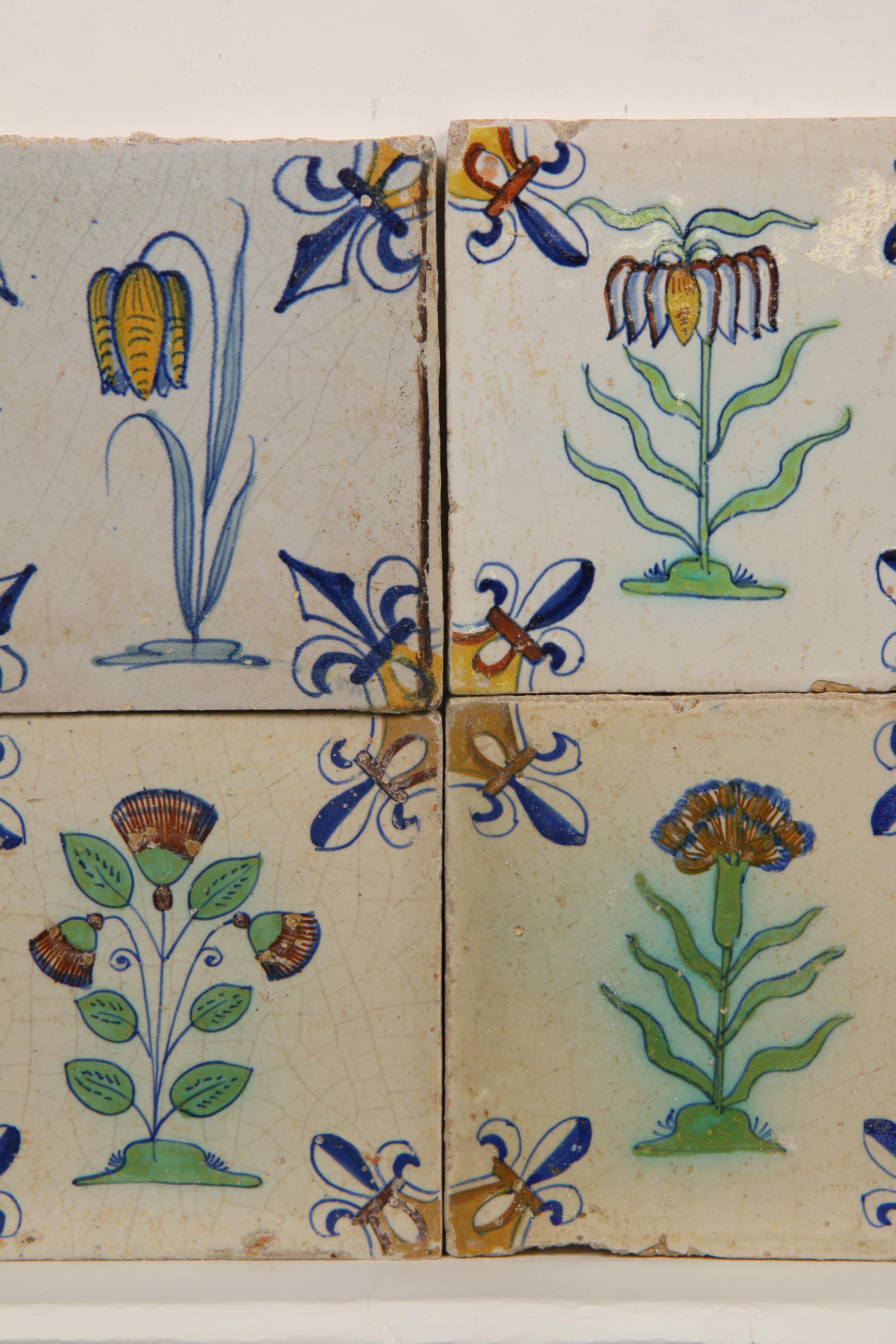 Vier polychroom aardewerk bloemendecor tegels, ca. 1620-1650; - Image 2 of 3