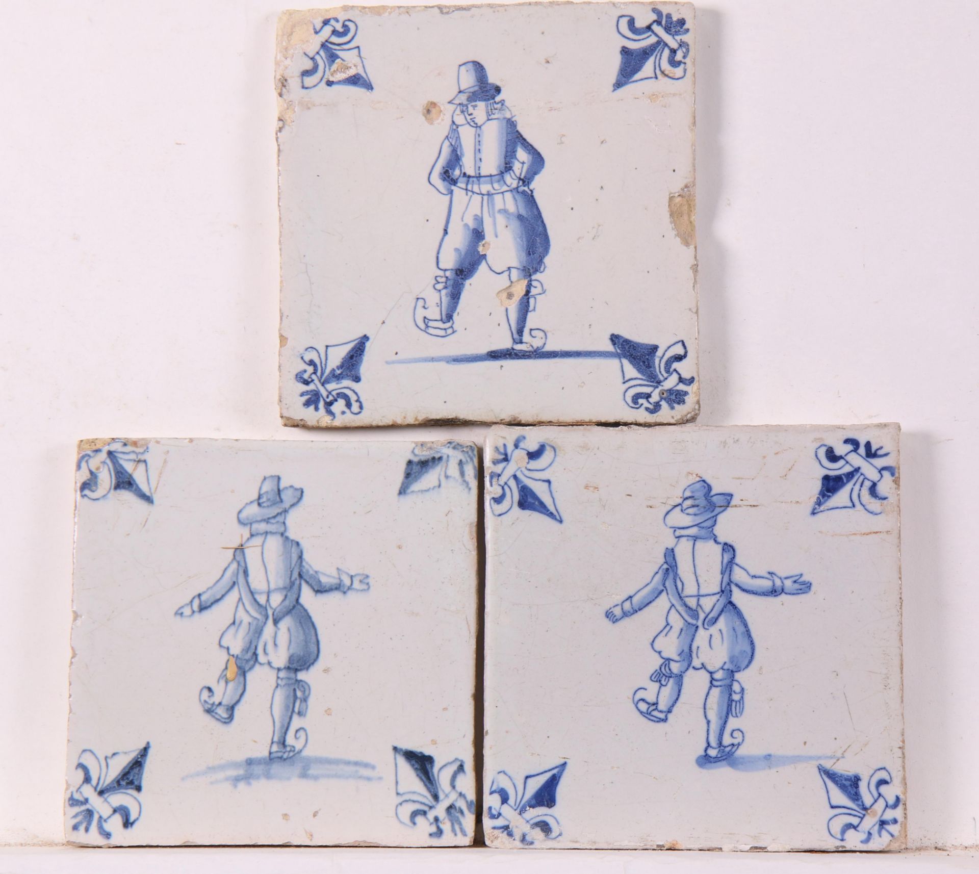 Drie blauw aardewerk figuurdecor tegels, ca. 1620 - 1650;