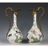 Paar famille rose porseleinen vazen met bronzen monturen, 20e eeuw,