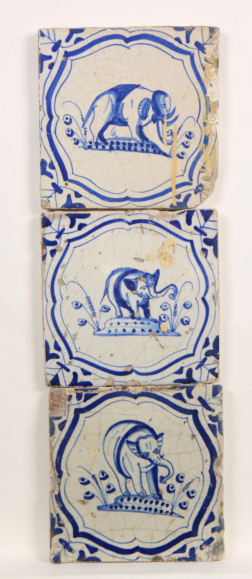 Drie blauw aardewerk dierendecor tegels, ca. 1625-1650;