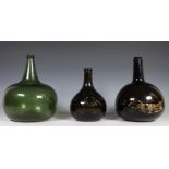 Blank glazen en drie groenglazen flessen, 18e eeuw,