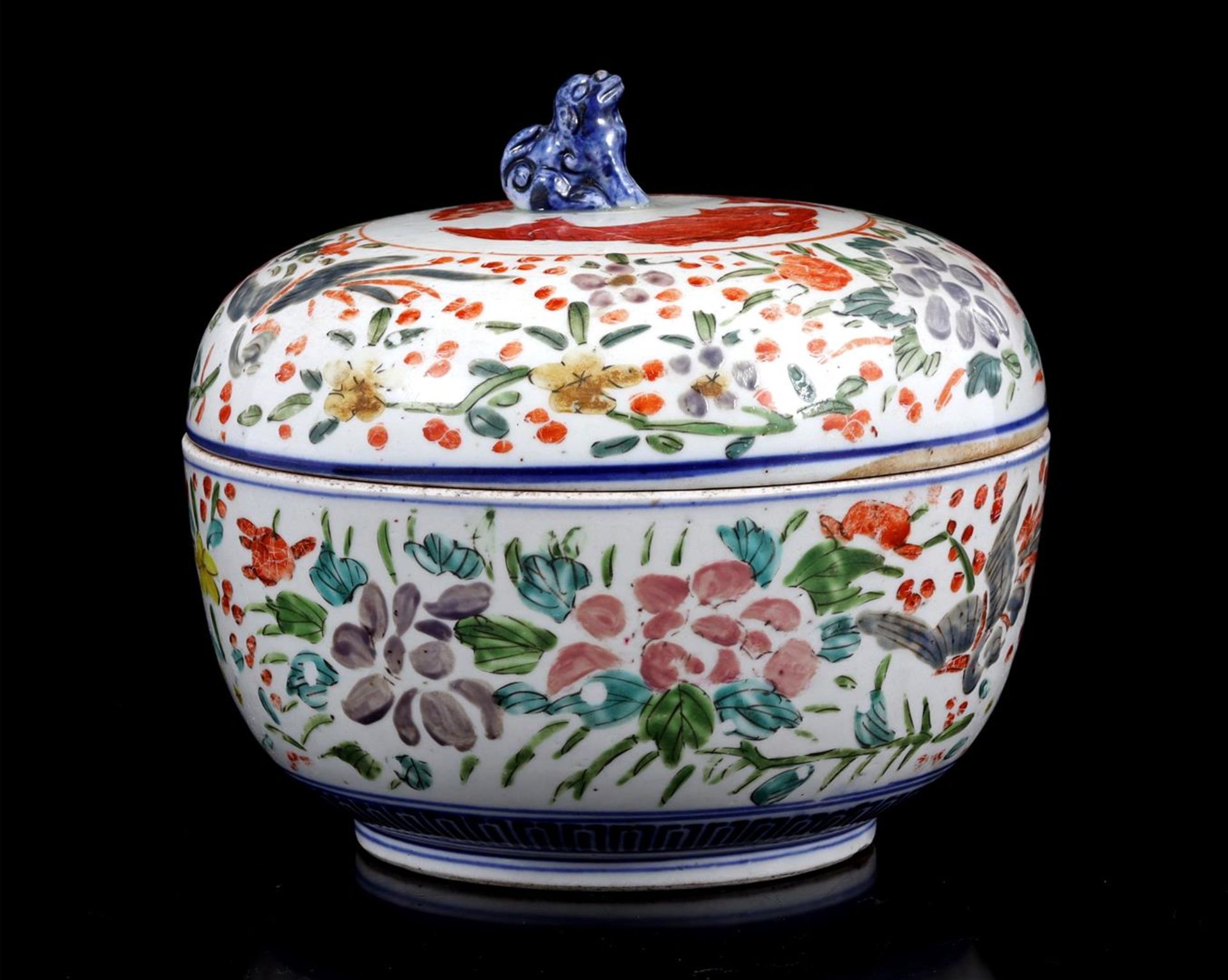 Chinese porcelain pot with lid with foo dog