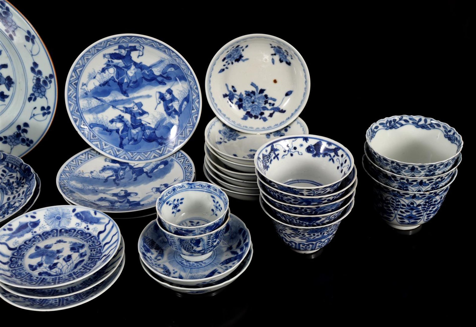 Lot with various Chinese porcelain bowls and saucer - Bild 2 aus 3