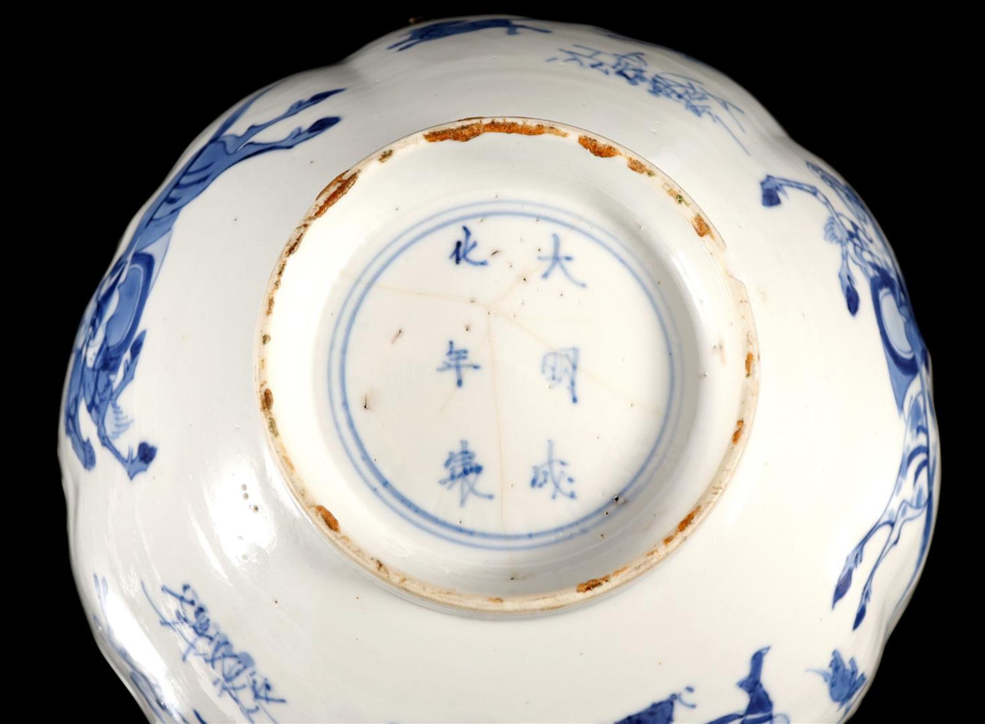 Chinese porcelain lobed bowl with images of hunters - Bild 2 aus 3